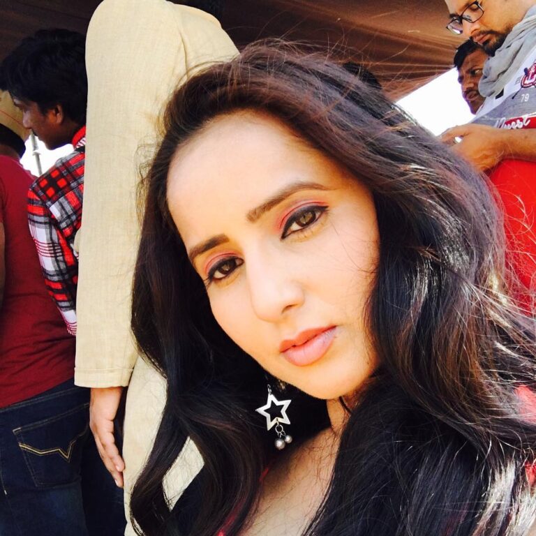 Ishika Singh Instagram - Shooting selfie 🤳 #teluguactress #telugufilmindustry #filmindustry #filmmaking #actorsworld #actorlife #actorslife🎬 #selfieatwork
