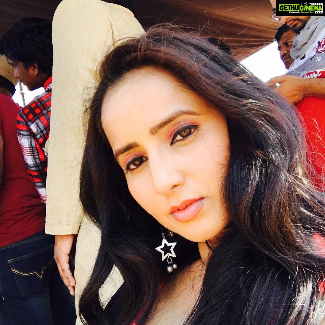 Ishika Singh Instagram - Shooting selfie 🤳 #teluguactress #telugufilmindustry #filmindustry #filmmaking #actorsworld #actorlife #actorslife🎬 #selfieatwork