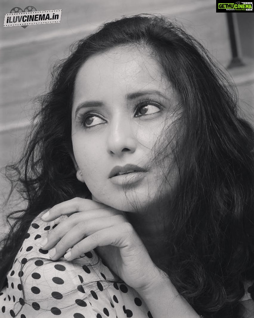 Ishika Singh Instagram - Love black n white #telugufilmindustry #teluguactress #telugufilmnagar #filmmaking #filmindustry #actorlife #actorslife🎬 #acting