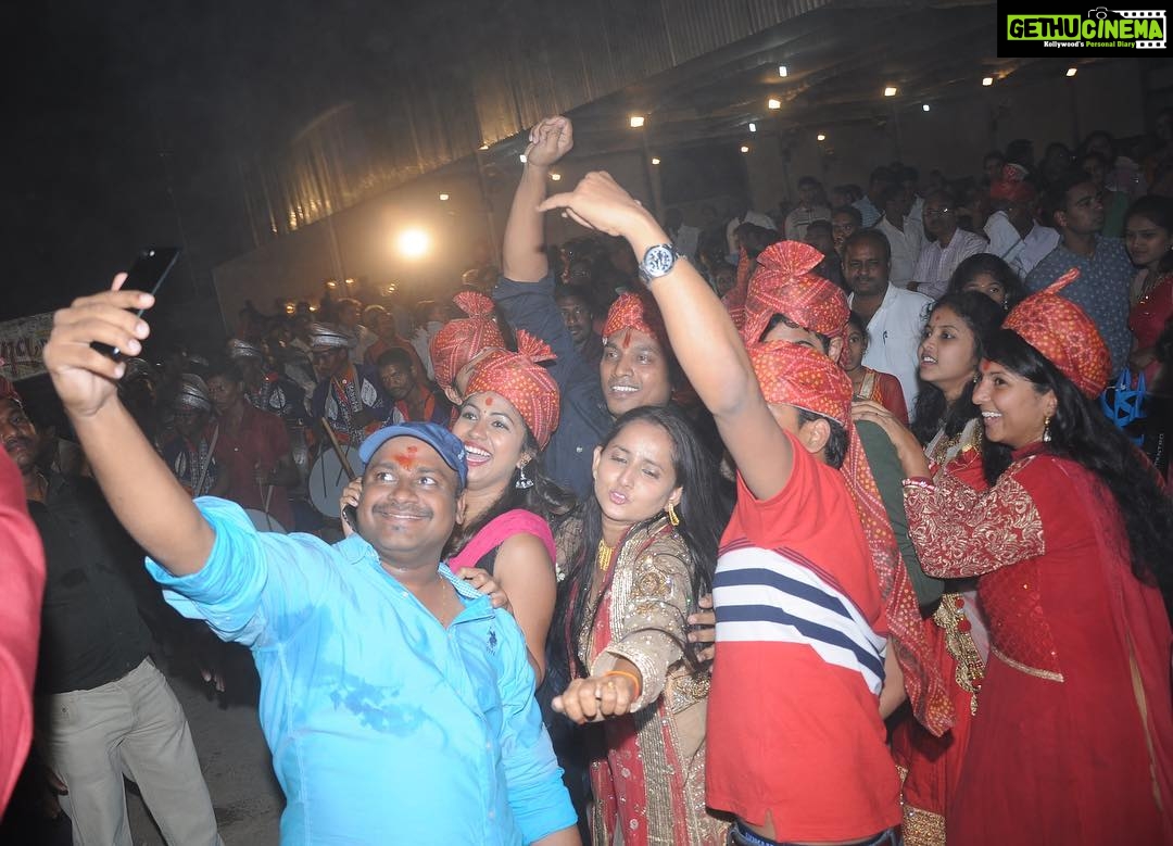 Ishika Singh Instagram - Danced like hell .. #weddingtime #wedding #baraattime #baraati