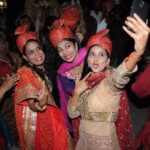 Ishika Singh Instagram - Wedding tashan #tashaan #weddingfun #baraattime #baraati #womandancing #womania #crazyselfie these gals surprised me by their baraat visit ... thanks a ton