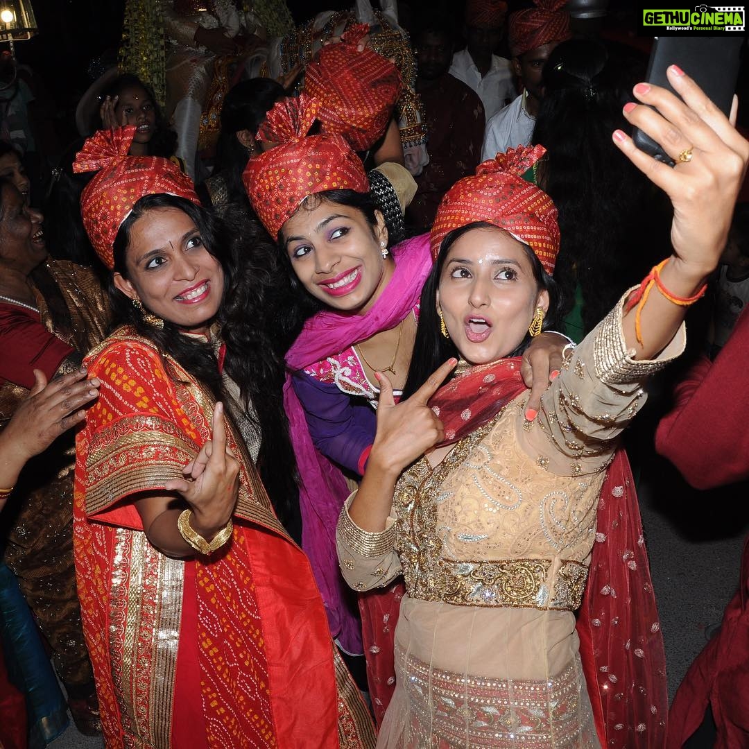 Ishika Singh Instagram - Wedding tashan #tashaan #weddingfun #baraattime #baraati #womandancing #womania #crazyselfie these gals surprised me by their baraat visit ... thanks a ton