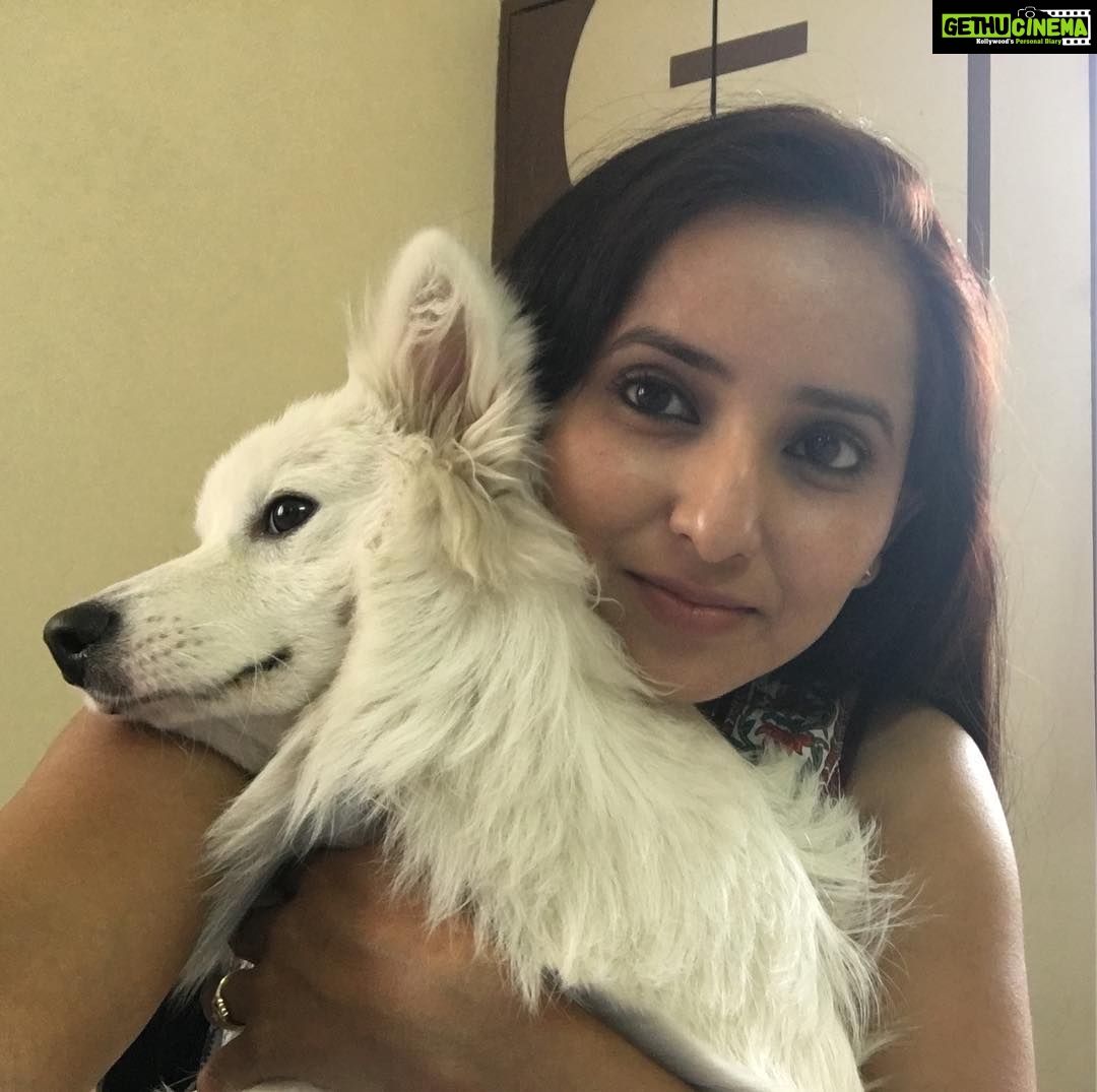 Ishika Singh Instagram - Awwwww u sleep on me and click selfie 🤳 #damroo #puppydog #dog🐶 #doglovers #puppylove