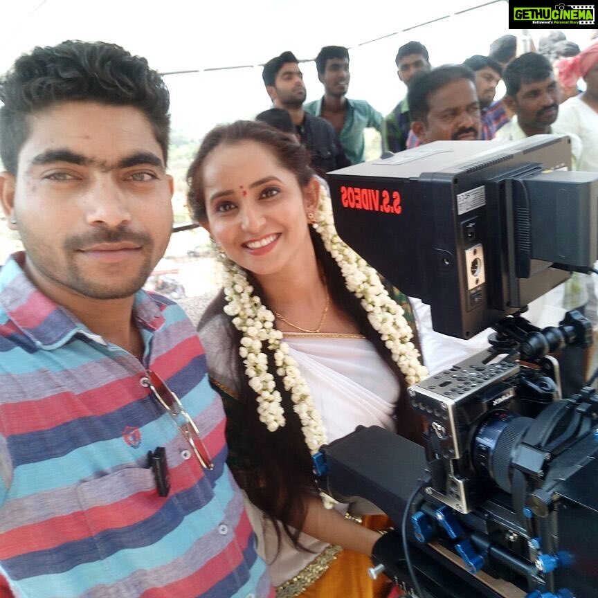Ishika Singh Instagram - Shooting on woman's day ... first time playing the role of Telugu gal #womansday #shootings #actorlife #actorslife🎬 #actorsworld #cameralove #lovemyjob #lovemydog
