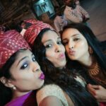 Ishika Singh Instagram - The gal gang #girlfriends #girlsparties #womandancing #womania #baraati #baraattime #weddingfun #friends #neighbours #neighbourlylove