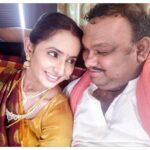 Ishika Singh Instagram - Romancing @maheshkathi is always fun on sets of #kobbarimatta #teluguactress #telugufilmnagar #actorslife #acting #actorslife🎬