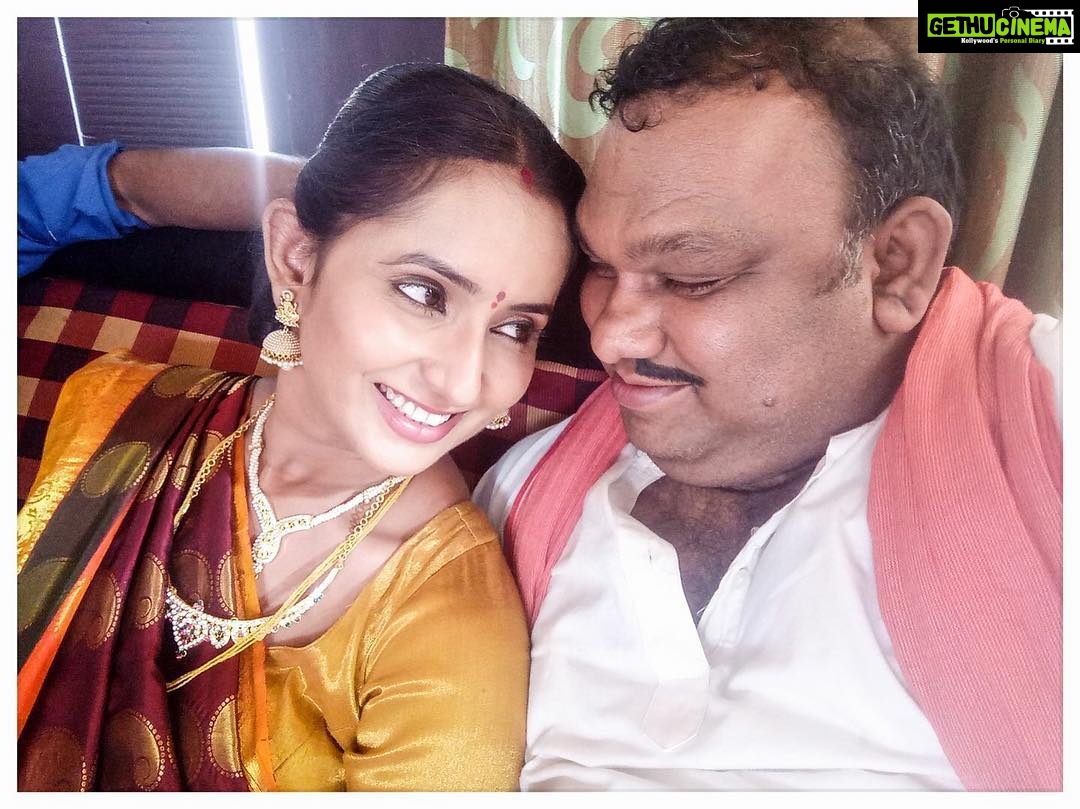Ishika Singh Instagram - Romancing @maheshkathi is always fun on sets of #kobbarimatta #teluguactress #telugufilmnagar #actorslife #acting #actorslife🎬