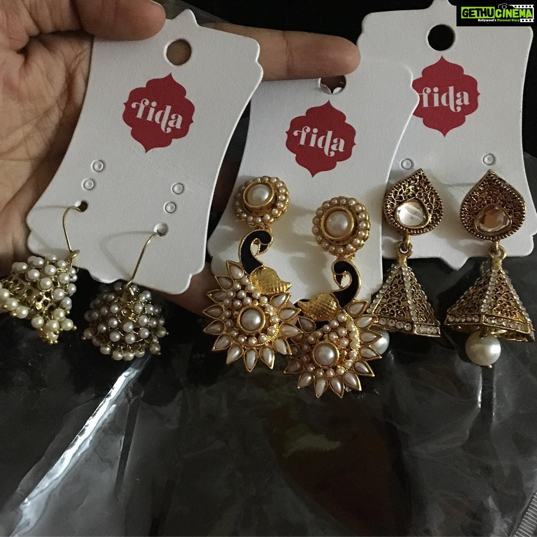 Ishika Singh Instagram - Shop till u drop ... #shoppingspree #shoppingday #earrings #earringlove