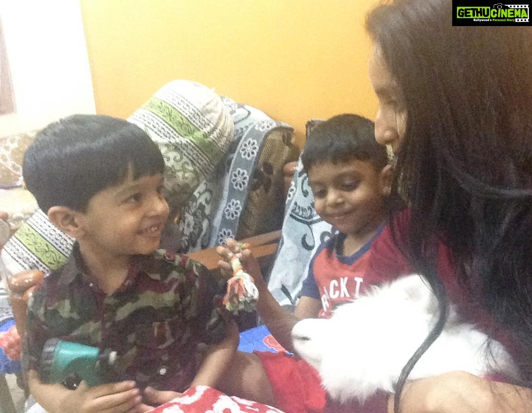 Ishika Singh Instagram - Fun time with kids ... they r so adorable ! N yes tht woman with long hair is me .... :( #lovekids #playtime #petlovers