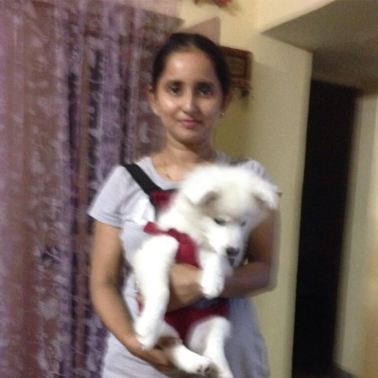 Ishika Singh Instagram - Me n my puppy posing ...I know pic is blurr , my puppy is sleepy and am not dressed up ... But who is perfect ???? #puppylife #puppylovee #puppylove #imperfectionsarebeautiful #imperfections #friendship #blurredpic