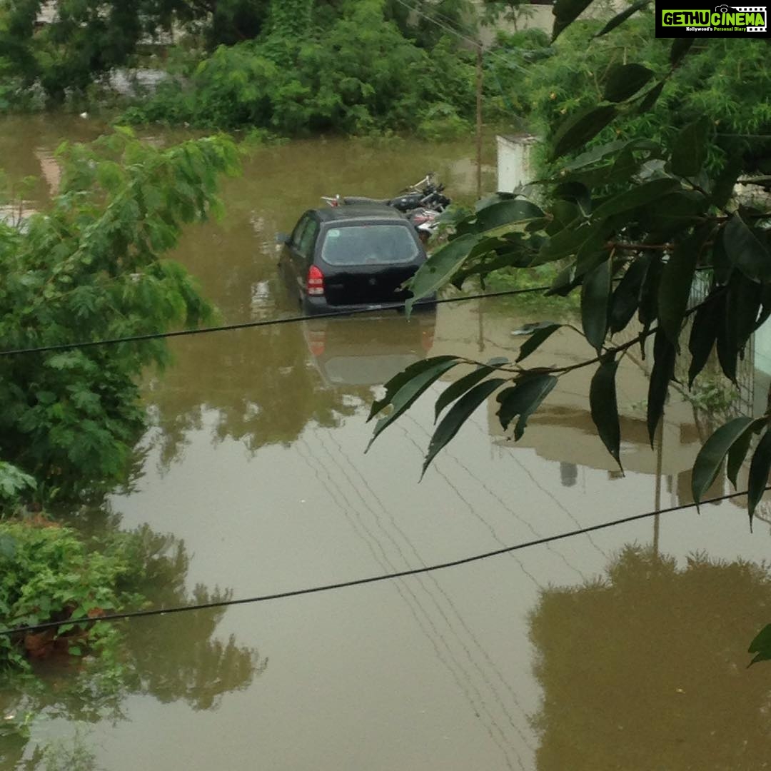 Ishika Singh Instagram - My neighbours car ...#hyderabadrains #hyderabadrains💦