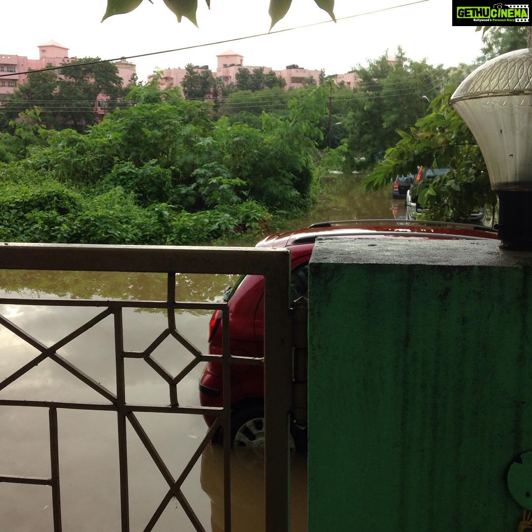 Ishika Singh Instagram - How do I get out now ... ??? #rain #rainyday #rain⛈ #hyderabadrains