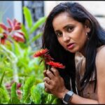 Ishika Singh Instagram - Posing with daises … #daisy #daisyflower #actorslife #actoratwork #tollywood #flowersandme