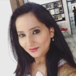 Ishika Singh Instagram - Shooting with my fav photogrpaher and in my fav studio #rajanschoolofphotography #actorslife #camera #lovemyjob