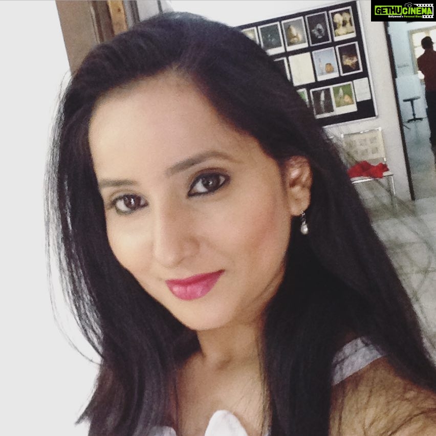 Ishika Singh Instagram - Shooting with my fav photogrpaher and in my fav studio #rajanschoolofphotography #actorslife #camera #lovemyjob
