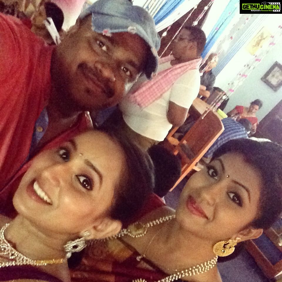 Ishika Singh Instagram - History recreates again with @sairazesh #sampoorneshbabu #kobbarimatta #filmshooting