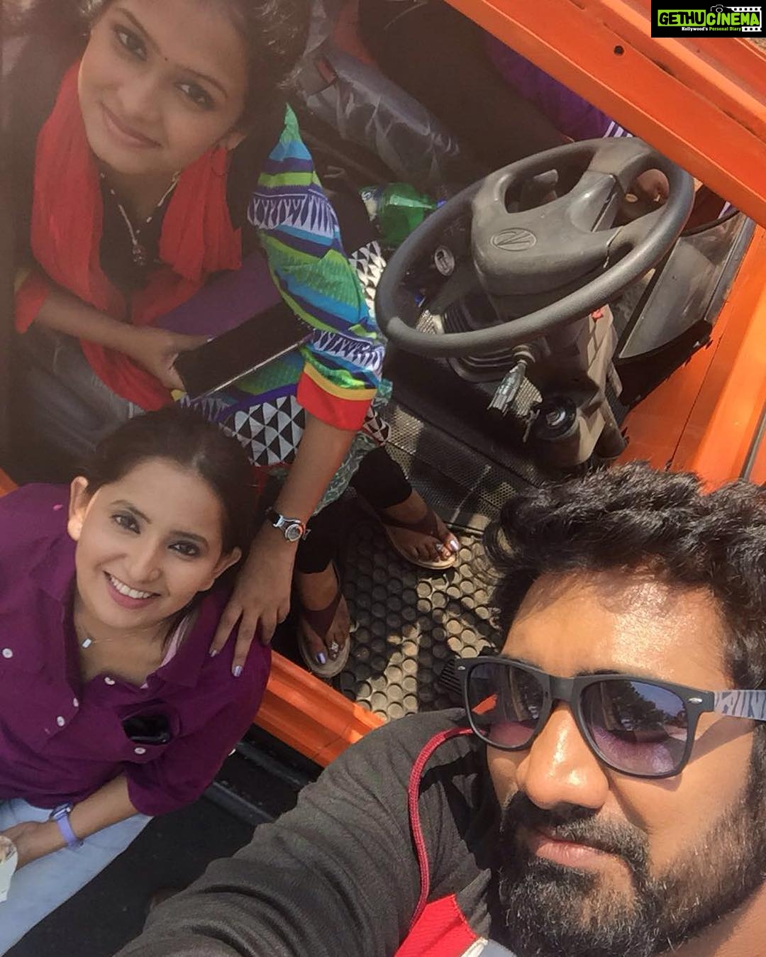 Ishika Singh Instagram - Okie the gal right above me is Priya ... A good gal n good actor from vizag !