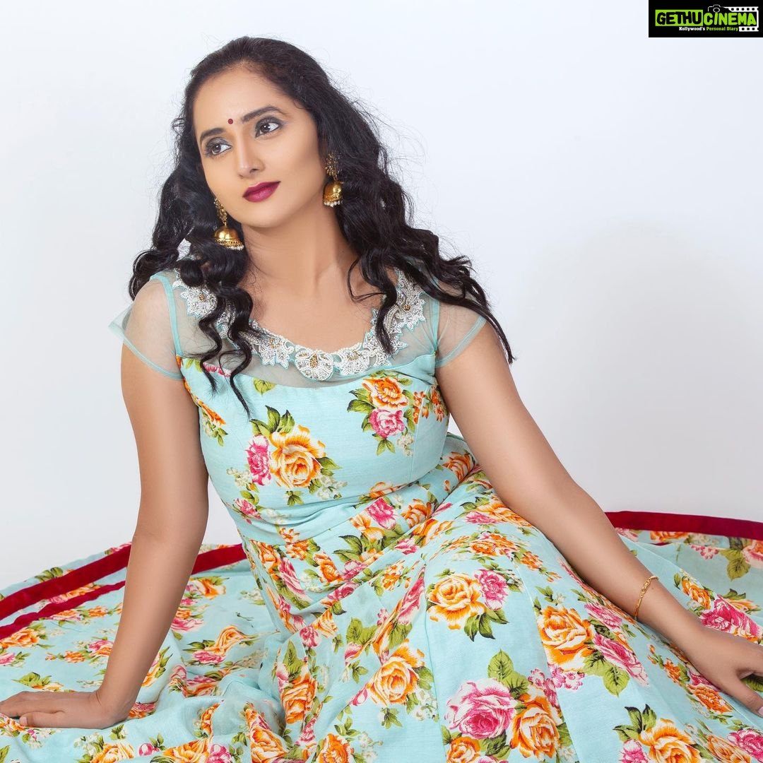 Ishika Singh - 287 Likes - Lost in thoughts ... #ssfashion #ssfashiongroup @shivassofficial @ssfashionphotography @mani_makeup_expert #tollywood #telugufilmnagar #telugufilmindustry #shootmode #shootingphoto #shooting #actorslife🎬 #actoratwork #actor