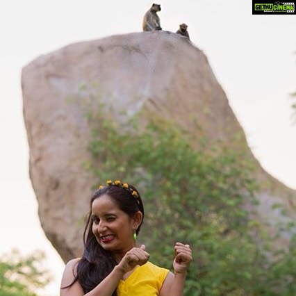 Ishika Singh Instagram - Making faces during shoot ...#monkeys #monekyface #monkeypose #yellowdress #yellowroses #shooting #artistlife