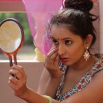 Ishika Singh Instagram - #gettingreadyforwork #mirrorpic #nofilter #reflections #insideeye #eye