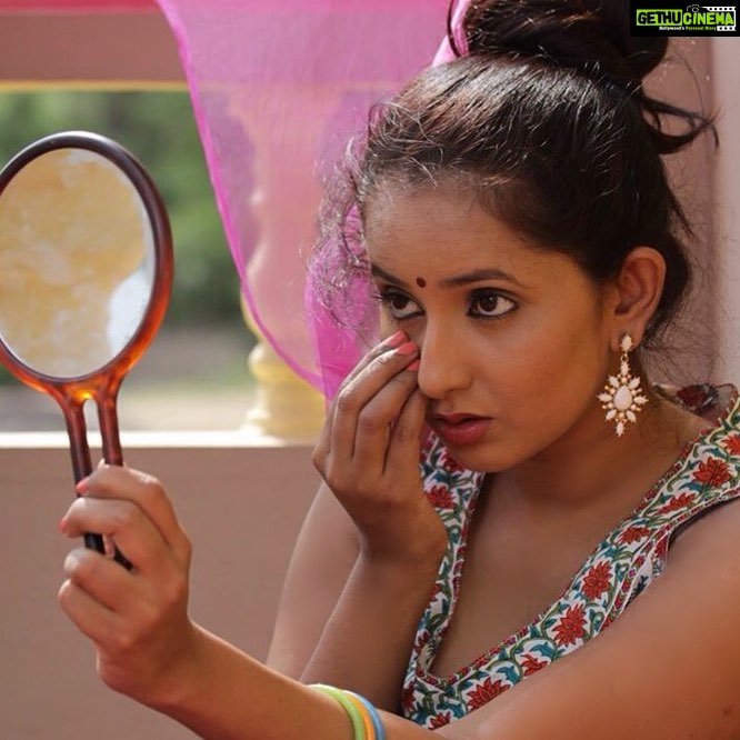 Ishika Singh Instagram - #gettingreadyforwork #mirrorpic #nofilter #reflections #insideeye #eye