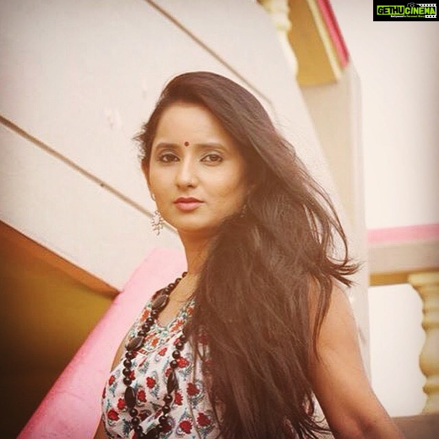 Ishika Singh Instagram - #indianbindi #boringday #tryingtomoveon #positivity #posing