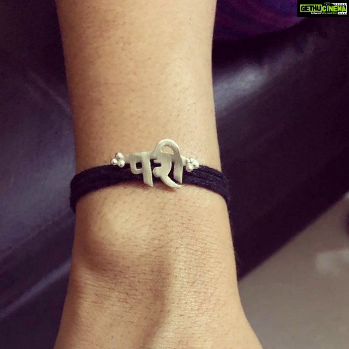 Ishika Singh Instagram - Got My bracelet💓 Thanks @satori_box for my Pari . Loved it #pari #meripari #silverjewellery #jewellery #bracelets #paribracelet #satoribox #nazarbattu
