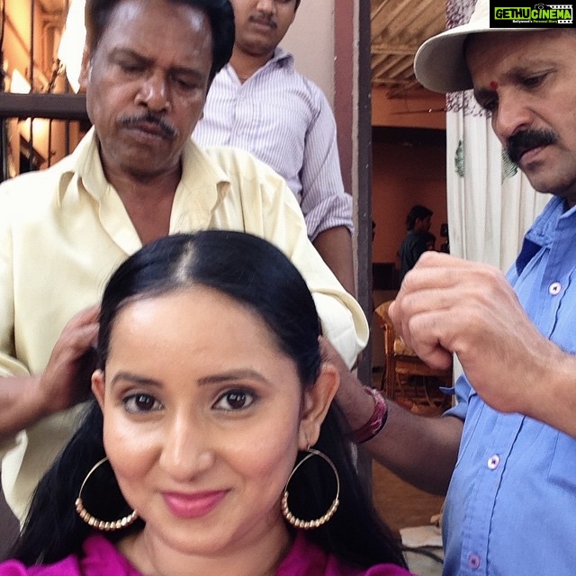 Ishika Singh Instagram - Hair stylist working for d right look ...