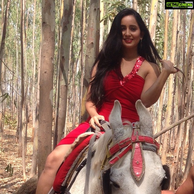 Ishika Singh Instagram - Cropped horse ds time ;)