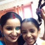 Ishika Singh Instagram - Spot this kid on location ... Isn't she adorable ! I like her smile