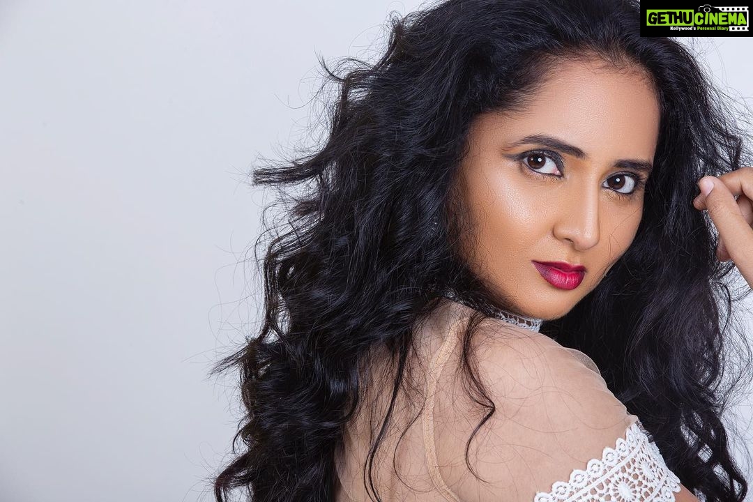 Ishika Singh Instagram - It took some time for me to settle in and look 👀 at lense ... after a very long time ! Feels back home pic credit - www.shivass.com 🏡 #shootingtime #photoshoot #photooftheday #actorslife #actorslife🎬 #actors #actoratwork #actoratwork😊😊 #actoratwork🙌 #tollywood #telugufilmnagar #telugufilmindustry www.shivass.com