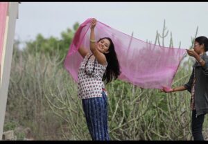 Ishika Singh Instagram - Hero , cars , duppata , saree don’t just fly in air ... we make them fly and look cinematic . It takes he’ll lot of hard work to make things look the way they r on frame. Thanks to the team of shirin to make it happen and make me@look like star 🌟 . #vaishnavi @vaishnavi perfect AD for the day 👍 #filmmaking #cinematic #shooting #filmshoot #actorslife #actoratwork #actorslife🎬 #actorlife🎬🎥 #shooting