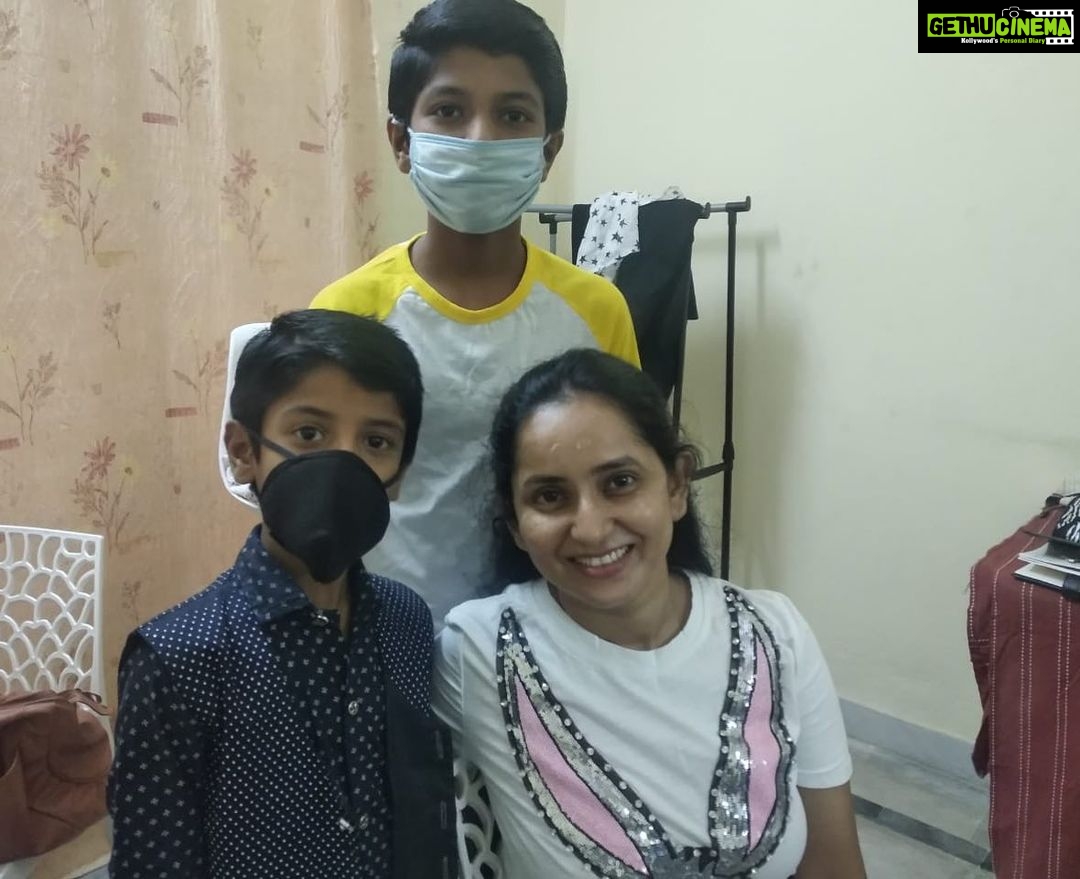 Ishika Singh - 258 Likes - Just before I allowed myself to b painted ...two well mannered boys came to me with flowers and chocolates 🍫 n wished me for my bday ... not only that ...through out the session they were in mask . I think it’s time for me to take up some lessons from them :) #wellbehavedkids #brotherstogether #kidsatshoot #shootingwithkids #actorslife #actoratwork #actorslife🎬 #telugufilmnagar