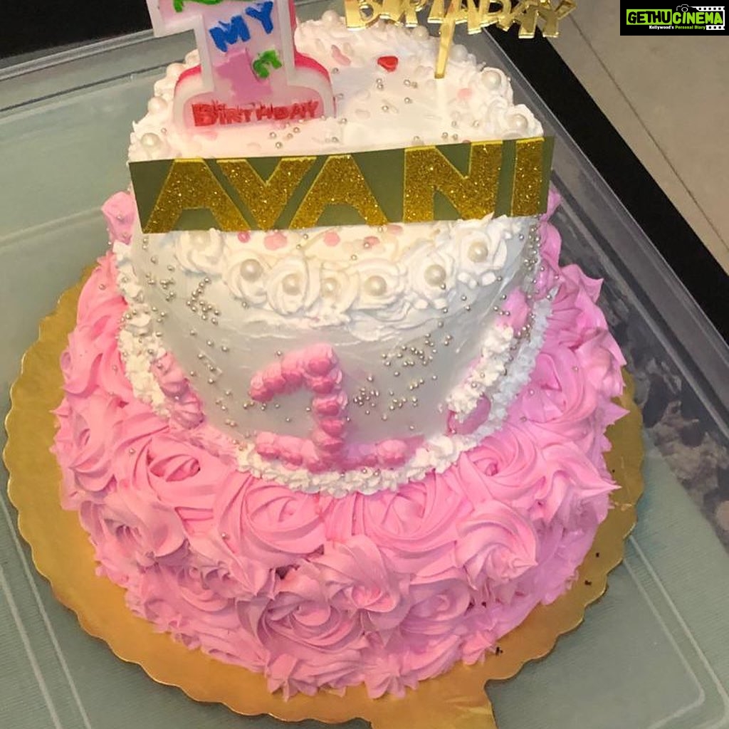 Ishika Singh Instagram - My baby turns one ... called couple of kids but ordered huge cake .... 🙃 #birthdaycake #birthdaygal #birthdaycupcakes #birthdaycelebrations #pinkandwhitecake