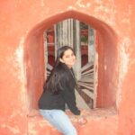Ishika Singh Instagram - I thinking I was trying to climb tht wall