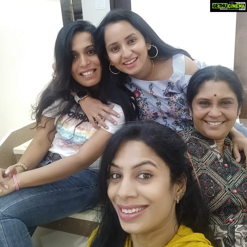 Ishika Singh Instagram - Happiness is meeting old friends after a long time ....and feeling that nothing has changed ! #friendstime #fourfriends #coffeetime