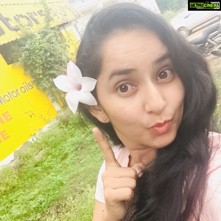 Ishika Singh Instagram - When it Rains, Everything Becomes More Wonderful . Sunlight and a light rain once in a while keep flowers happy, growing and fresh #monsoonseason #flowers🌸 #monsoonsunlight #sunlightandrain #monsoonflowers🌸