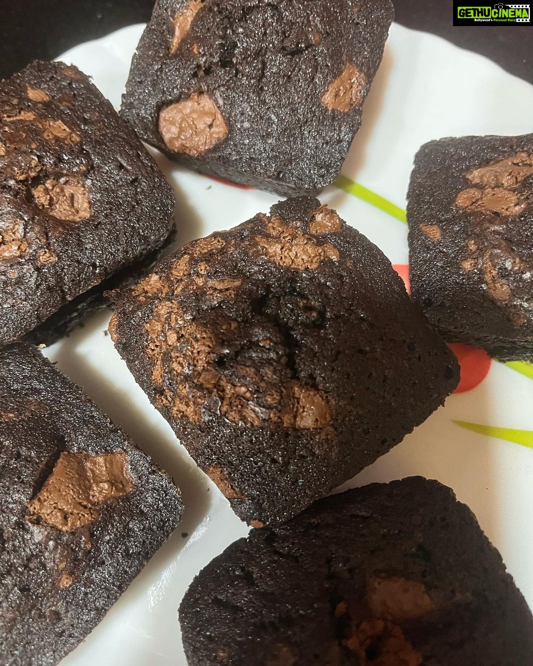 Ishika Singh Instagram - Lots of butter 🧈 lots of sugar … into the oven and straight in my tummy 😋🤪 the question here is who should be blamed for my weight gain ???? Butter ???? Sugar ??? Yummy Brownies or just my oven ;) 🤣😂 #bakinglove #bakingforfun #bakingfun #bakingtime #bakingtherapy #bakingbrownies #brownies #brownielovers