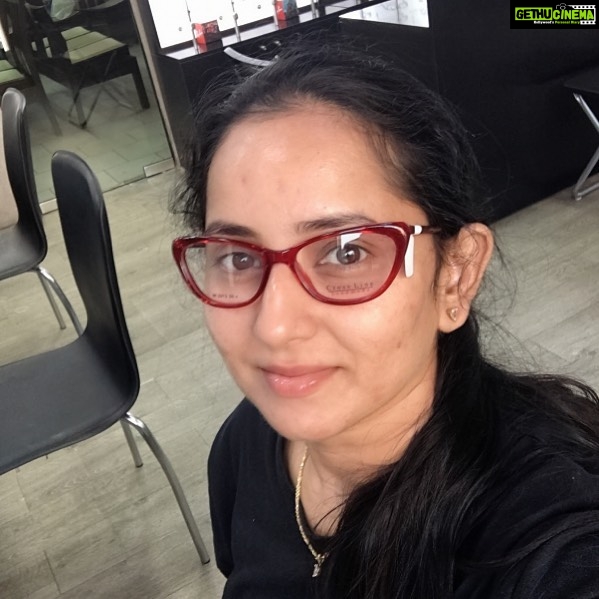 Ishika Singh Instagram - In love with my red frames 🖼... red velvet ka cake 🎂 lagee 😛#redframes #redframes #redeyespeople