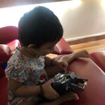 Ishika Singh Instagram - My little aeromodeller in making … handling the transmitter n understanding controls ;) #aeromodellingclub #aeromodellingindia #aeromodellingclub #kidsaeromodelling #transmitter #futabatransmitter #hobbyaeromodelling #modelaircraft #modelaircraftclub