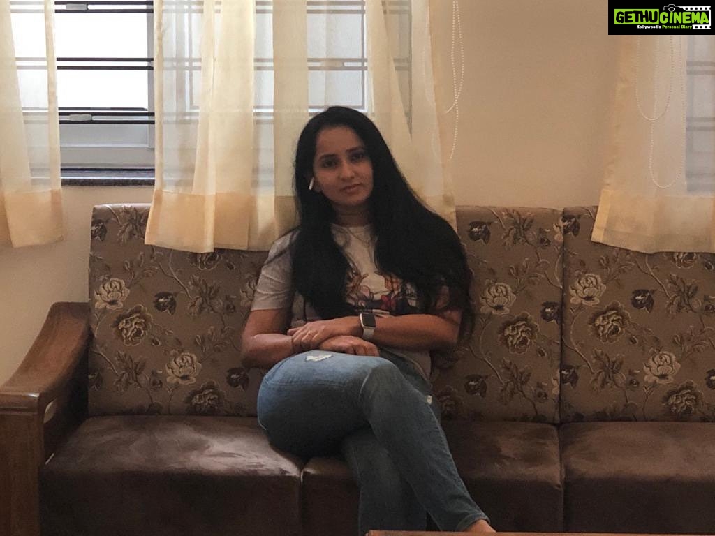 Ishika Singh Instagram - Was silent for this frame 🖼... hate to sit like this #casuallife #casual #posedvsreality