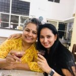 Ishika Singh Instagram - Tasted this homemade wine for the first time and it was divine ... 🍷#catchingupwithfriends #dinnertime #dinnerwithfriends #homemadewine🍷 #winelovers🍷