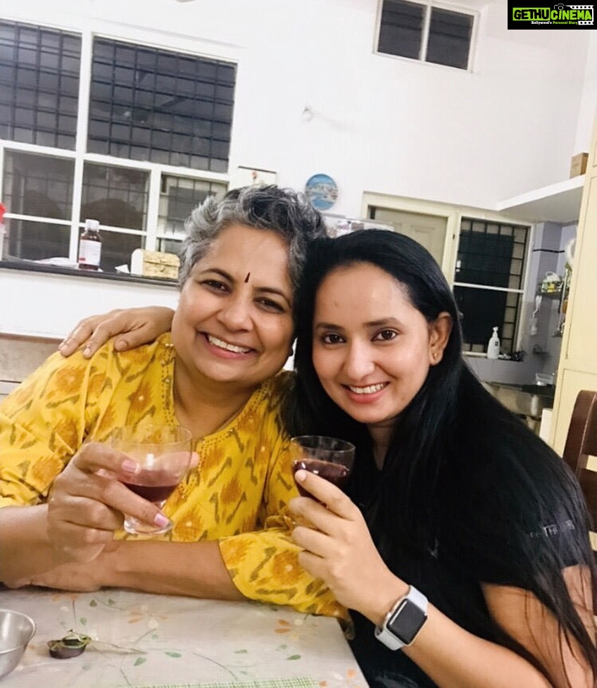 Ishika Singh Instagram - Tasted this homemade wine for the first time and it was divine ... 🍷#catchingupwithfriends #dinnertime #dinnerwithfriends #homemadewine🍷 #winelovers🍷