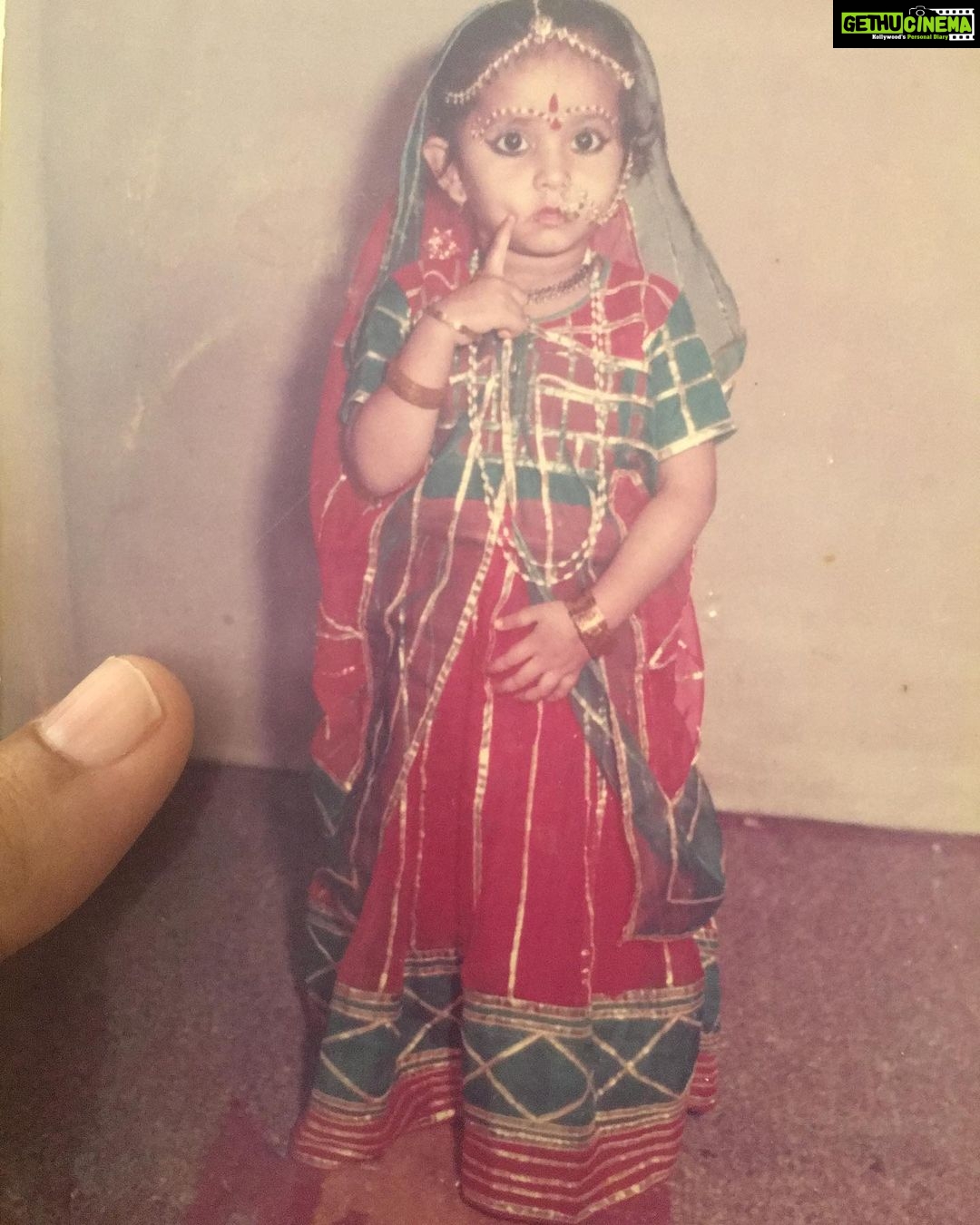Ishika Singh Instagram - Back to where it all began ... innocence , playfulness... nostalgia 😘 Happy children’s day #happychildrensday2019 #mychildhoodmemories #childhoodpics #nanikiladli