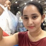 Ishika Singh Instagram - Went for sea 🌊 food shopping 🛍... I can’t tell u how happy I feel when I see those fishes in fish 🐠 market ... #fishmarket #fishmarket #fishing #fishlover