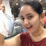 Ishika Singh Instagram - Went for sea 🌊 food shopping 🛍... I can’t tell u how happy I feel when I see those fishes in fish 🐠 market ... #fishmarket #fishmarket #fishing #fishlover
