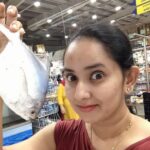 Ishika Singh Instagram - Went for sea 🌊 food shopping 🛍... I can’t tell u how happy I feel when I see those fishes in fish 🐠 market ... #fishmarket #fishmarket #fishing #fishlover