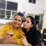 Ishika Singh Instagram - Tasted this homemade wine for the first time and it was divine ... 🍷#catchingupwithfriends #dinnertime #dinnerwithfriends #homemadewine🍷 #winelovers🍷