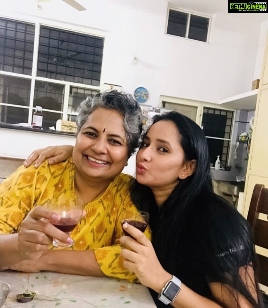 Ishika Singh Instagram - Tasted this homemade wine for the first time and it was divine ... 🍷#catchingupwithfriends #dinnertime #dinnerwithfriends #homemadewine🍷 #winelovers🍷
