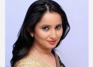 Ishika Singh Instagram - Saree craze #actoratwork #actorslife🎬 #telugufilmnagar #telugufilmindustry #sareelove #sevenyards